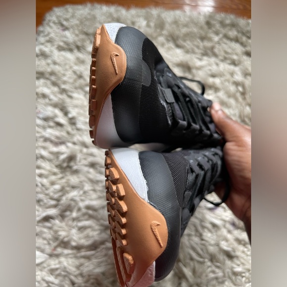 Women's React Escape Run Shoe - Picture 8 of 10